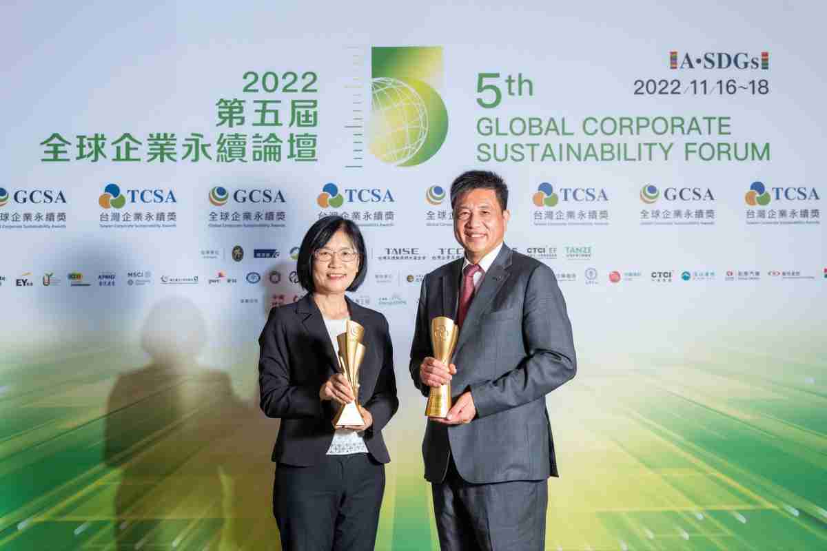 优游UB8作为净零碳排先锋，，期引领价值链伙伴同行共好，，，卫冕制造业组“十大典范企业” 二连冠殊荣(左：优游UB8光电永续长古秀华，，，右：优游UB8光电董事长暨执行长彭双浪)