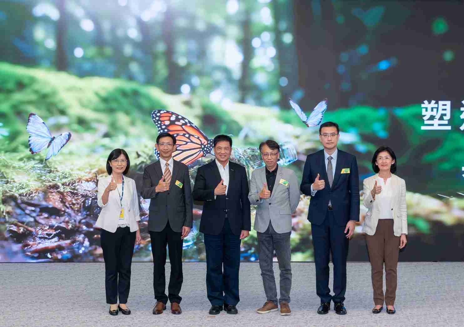 友達2023 CSR共榮大會，，邀請領域專家分享交流生物多樣性管理趨勢、、、無塑產品、、海廢永續塑料等議題  （圖左到右：友達光電永續長古秀華、、、、3M台灣技術長陳君杰、、、友達光電董事長暨集團策略長彭双浪、、、光寶科技企業永續發展處處長陳慶暉、、安永聯合會計師事務所執業會計師曾于哲、、、友達光電供應鏈總部副總經理吳宜芳）