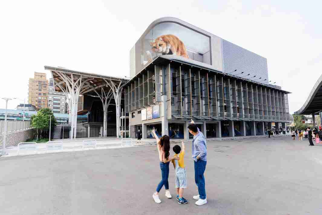 优游UB8打造全台最大户外裸视3D LED弧形萤幕，，将超立体的软萌胖橘猫动画活跃于顶楼外墙