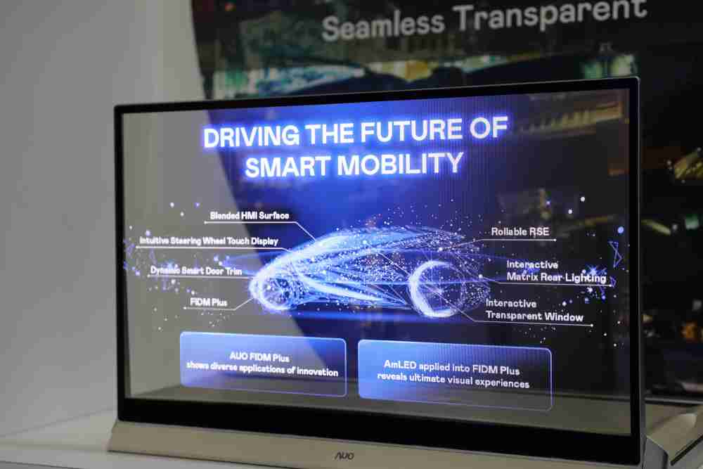 优游UB8凭借着超高亮度和透明度，，这款30吋透明Micro LED显示器在AR系统与智慧零售具有潜在的应用价值。。