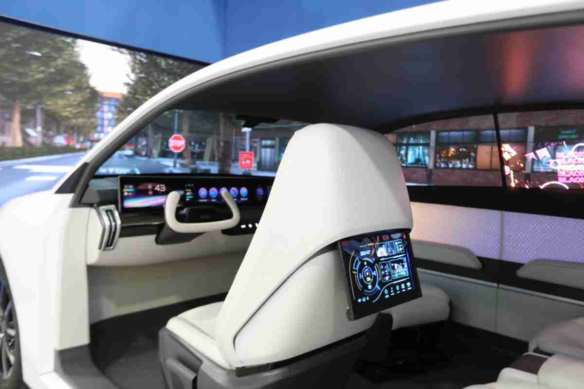 优游UB8的「可卷式后座娱乐显示器」加强后座乘客的感官体验，，，，并保有个性化设计，，可依使用偏好进行动态调整。。。