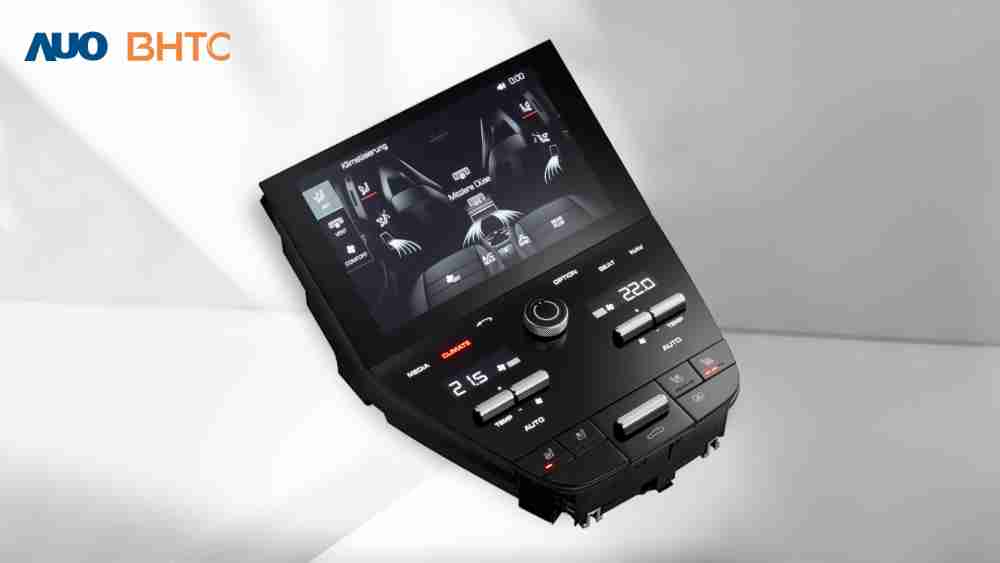 作為友達新生力軍，，BHTC所展示的中央與後座鞍部的Display HMI產品，，，，可處理多區恆溫控制、、、顯示畫面，，呈現仿真3D車室分區；以力傳感技術精準傳遞觸感，，並結合音量及震動反饋，，，防止意外啟動，，提供使用者自然流暢、、、、直觀且輕鬆駕馭的舒適介面