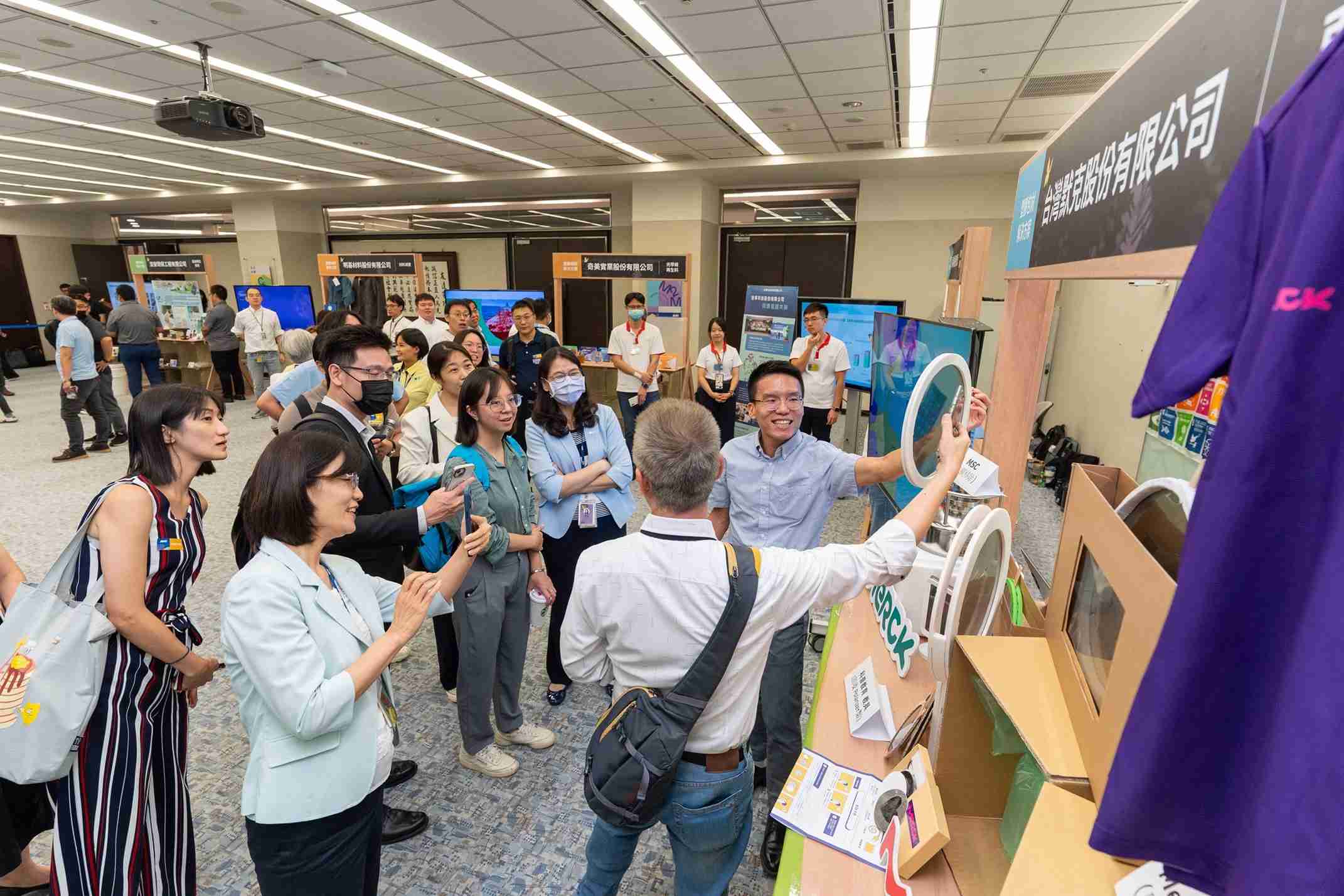 优游UB8连手产业伙伴策划首届生态圈联展，，，，展示如何将废塑料循环再利用，，创新解决方案包括：塑料包材再生与循环使用、、、再生塑料研发及应用、、废塑料回收再生技术、、、减塑生活提案等