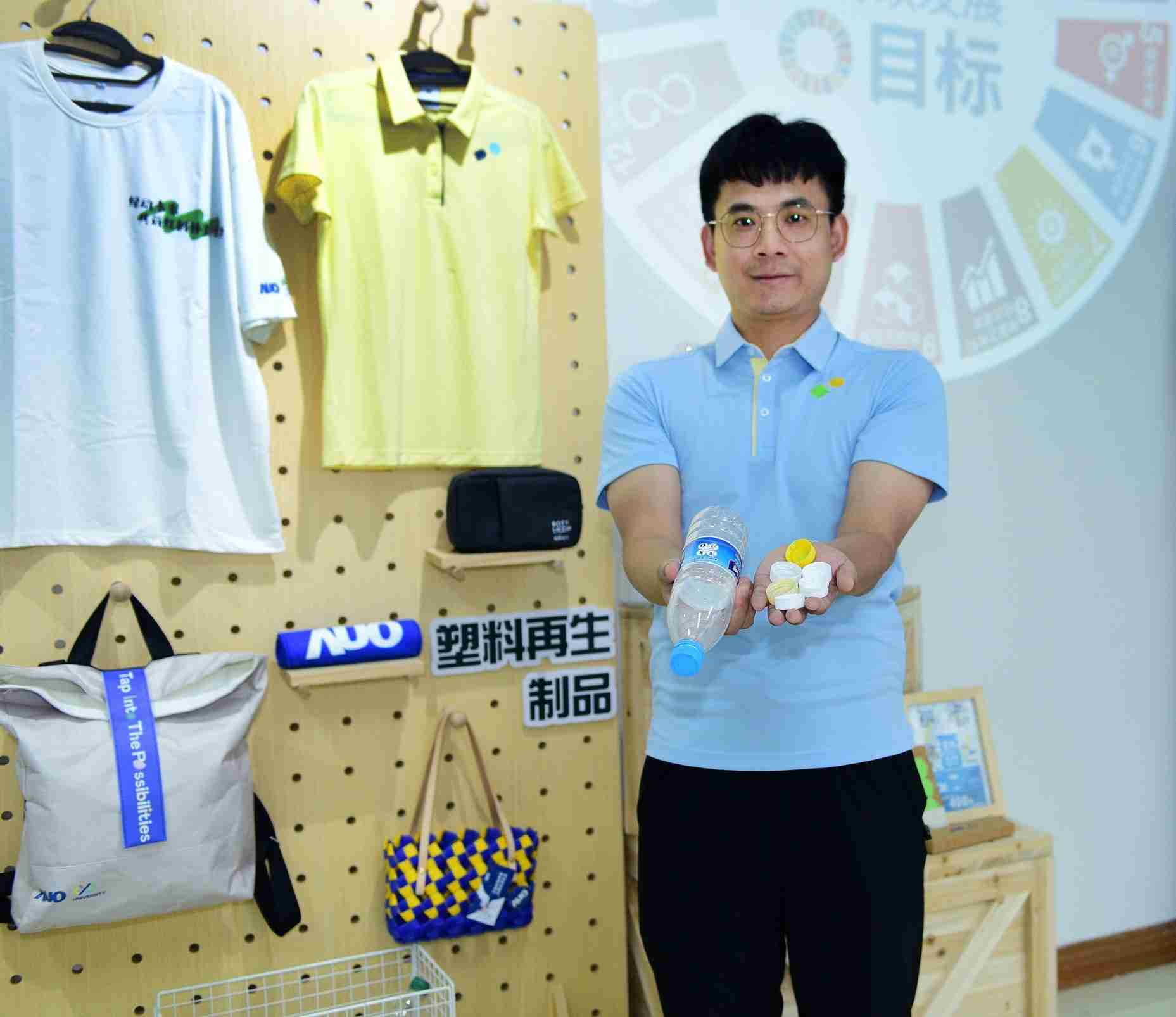 「2024智慧优游UB8展」永续发展馆中，，展示优游UB8厦门驱动永续发展之成果，，，包含将厂内废弃物再制为实用物品，，，，将永续发展理念深植于员工生活日常实践