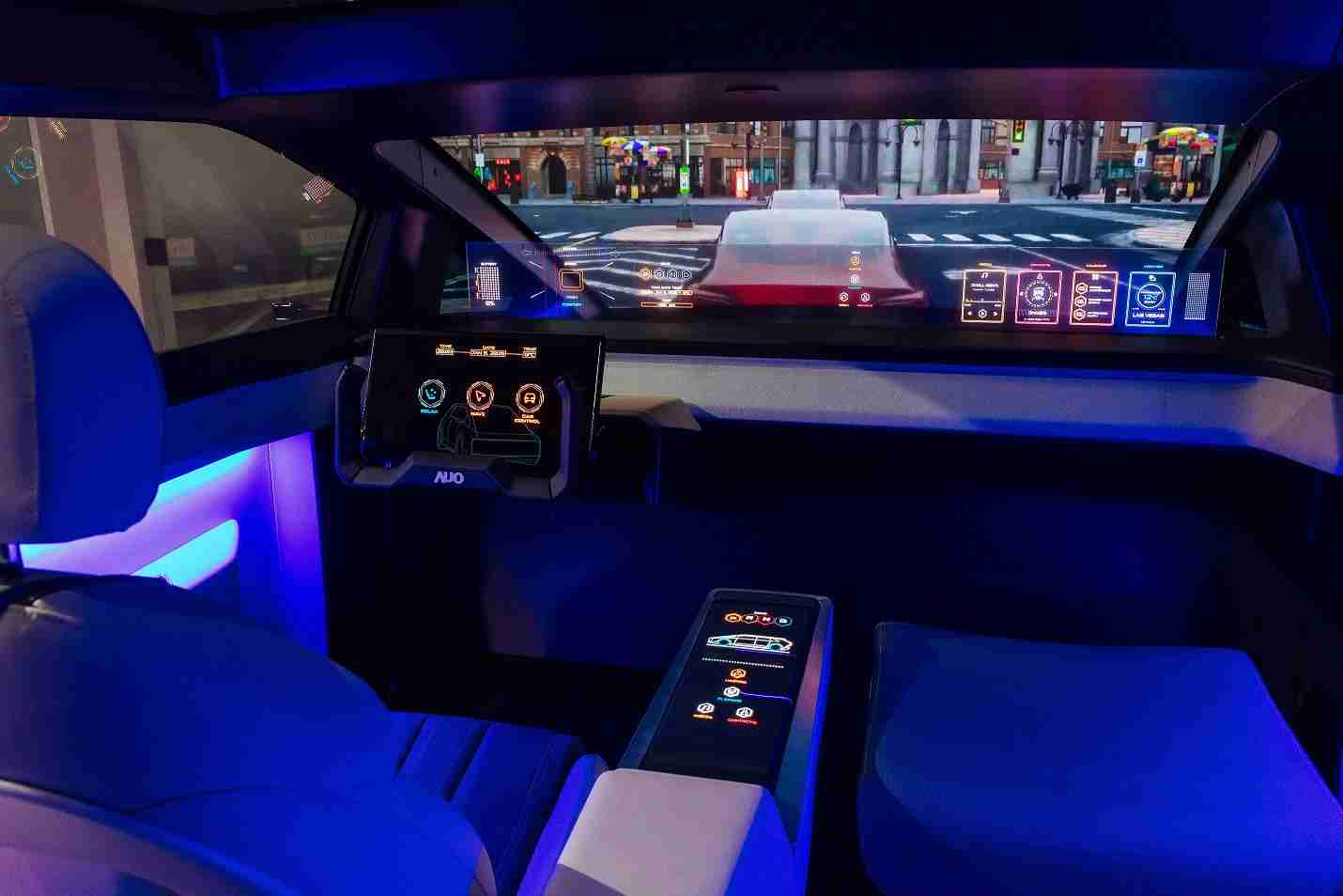 优游UB8连续四年入围科睿唯安全球百大创新机构，，，专利布局科技与绿色创新前沿。。。。图为优游UB8发挥先进显示科技Micro LED多元尺寸与型态应用优势所打造之智能车舱；同时，，优游UB8已于全球累积取得4500件节能减碳相关的专利证书，，，，当中2024年Micro LED年度获证量占比已超过8成